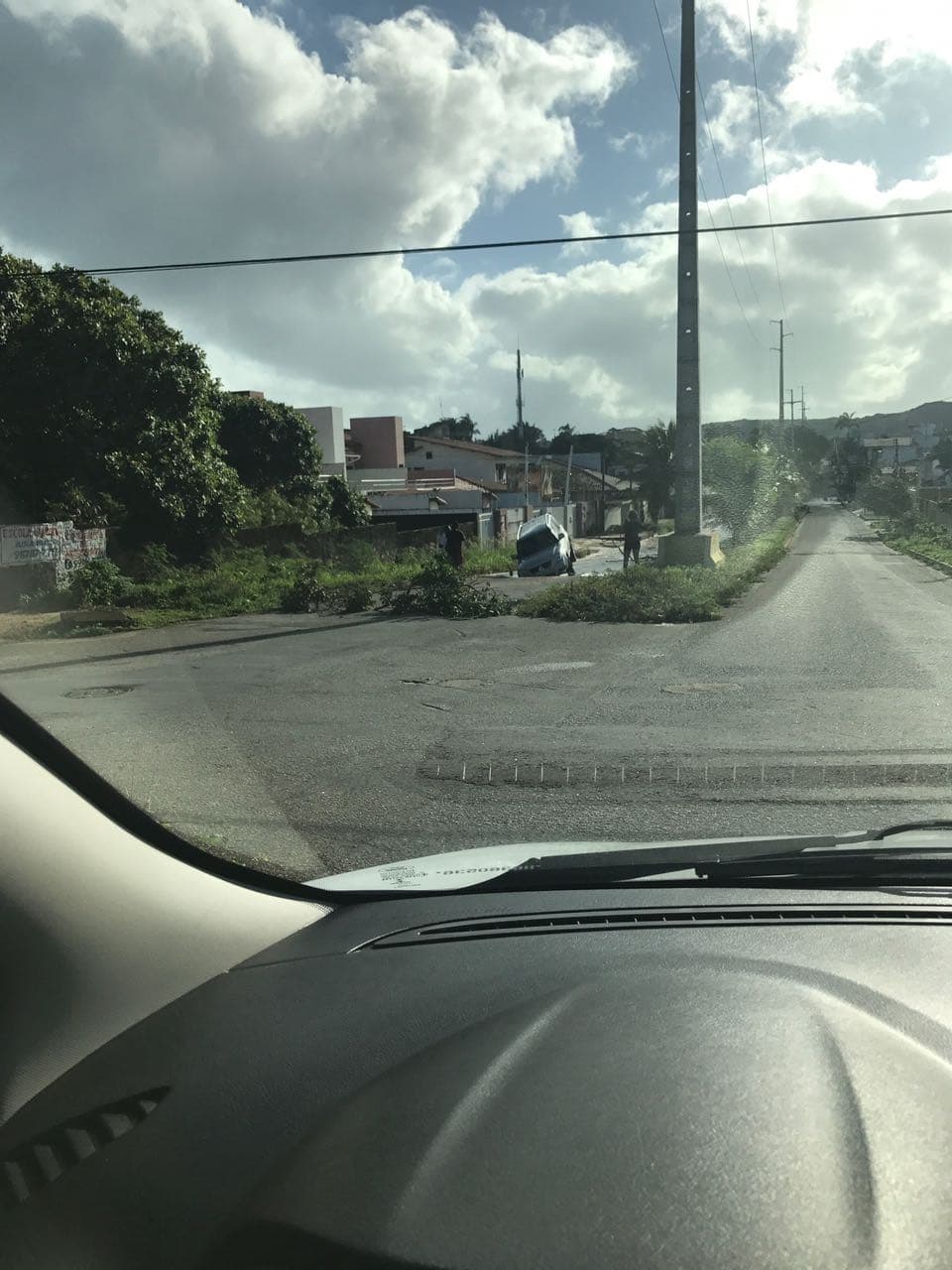 FOTOS: Asfalto cede na Zona Sul de Natal e veículo cai em buraco