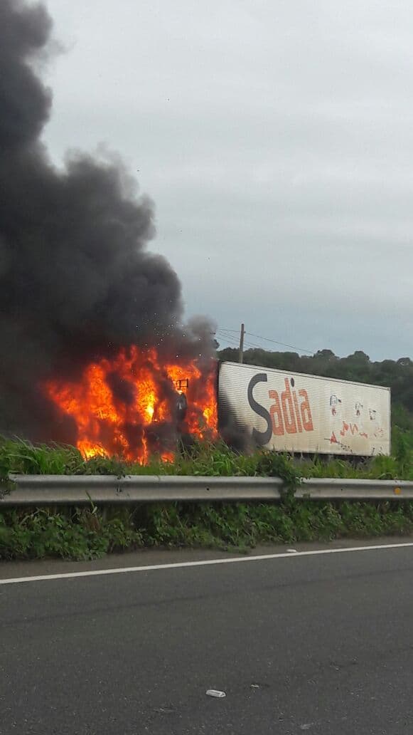 FOTO: Caminhão da Sadia pega fogo na BR-101, próximo de Goianinha