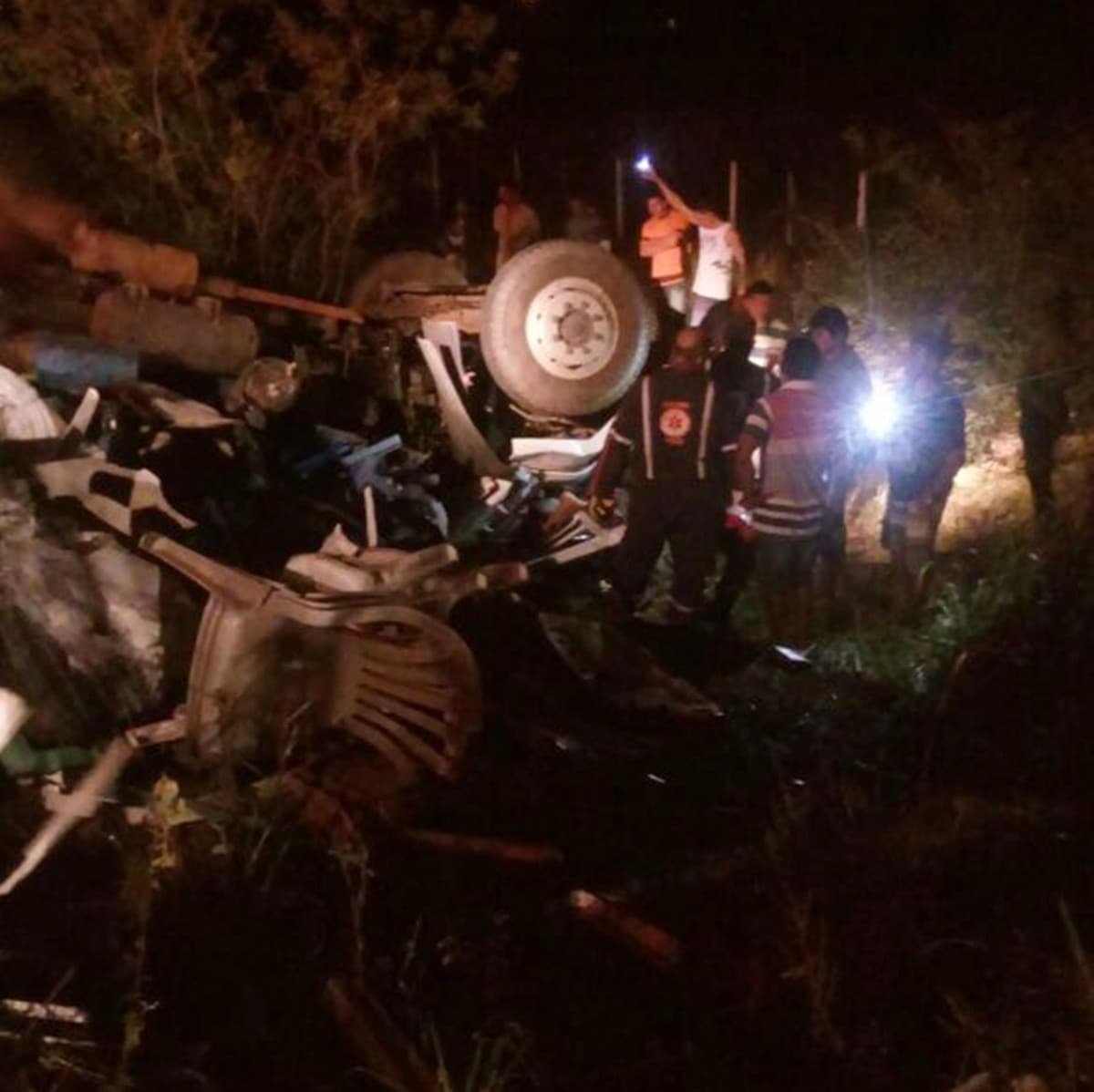 FOTO: Caminhão capota e mata dois na RN-160