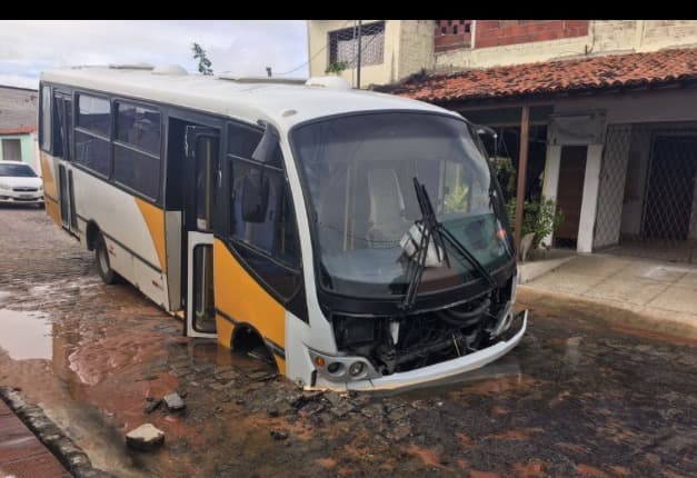 FOTO: Micro-ônibus que buscava banda da PM afunda em buraco na Zona Norte de Natal