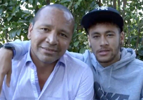 Pai está pressionando Neymar a ir para o PSG por conta de comissão, diz jornal