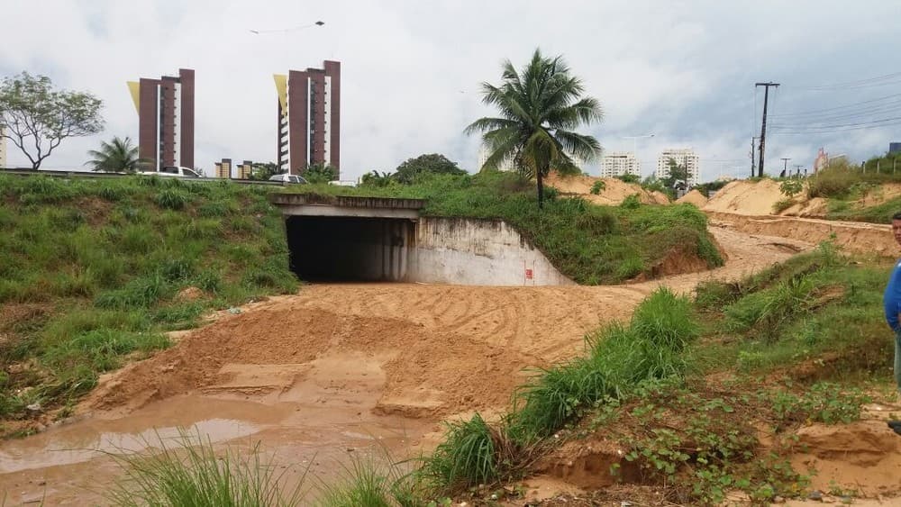 FOTOS: Deslizamentos interditam trechos da BR-101 próximo ao Makro, na altura de Neópolis