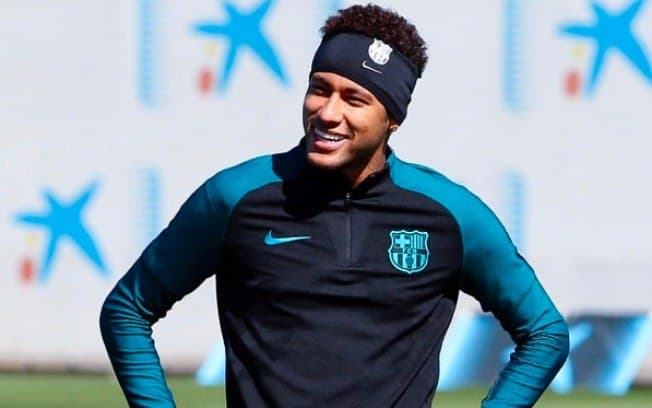 Neymar aceita proposta do PSG e vai deixar o Barcelona nos próximos dias, diz Esporte Interativo
