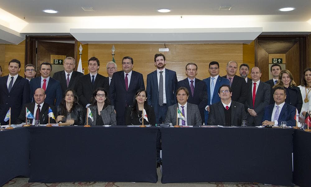 AGU propõe cooperação com procuradorias estaduais na defesa do país no exterior