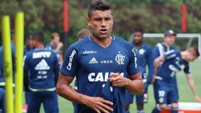 Meia do Flamengo descobre tumor no testículo após ser submetido a exame antidoping
