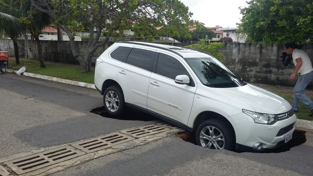 FOTO: Cratera se abre embaixo de carro em Capim Macio