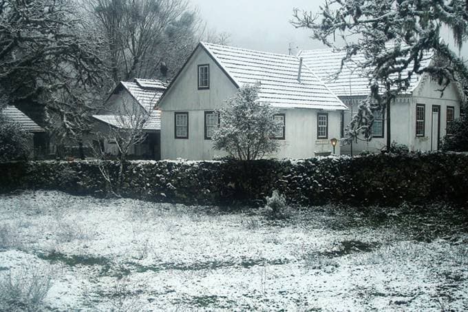 FOTO: Neve cai sobre cidades gaúchas; frente fria avança com força