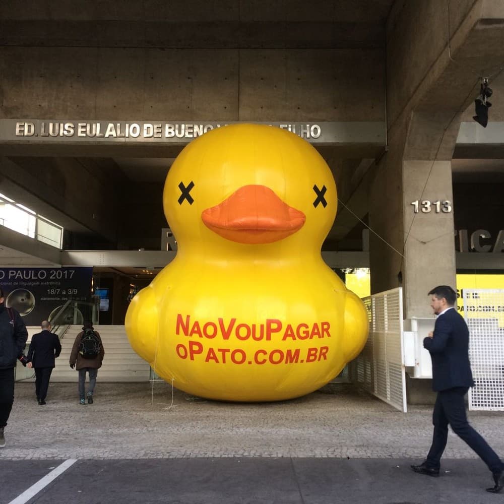 FOTOS: Pato de 5 metros volta à fachada da Fiesp em ato contra o aumento de impostos