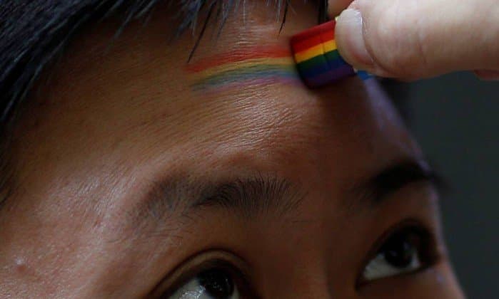 Gay de 38 anos ganha indenização por ‘terapia de conversão’ forçada