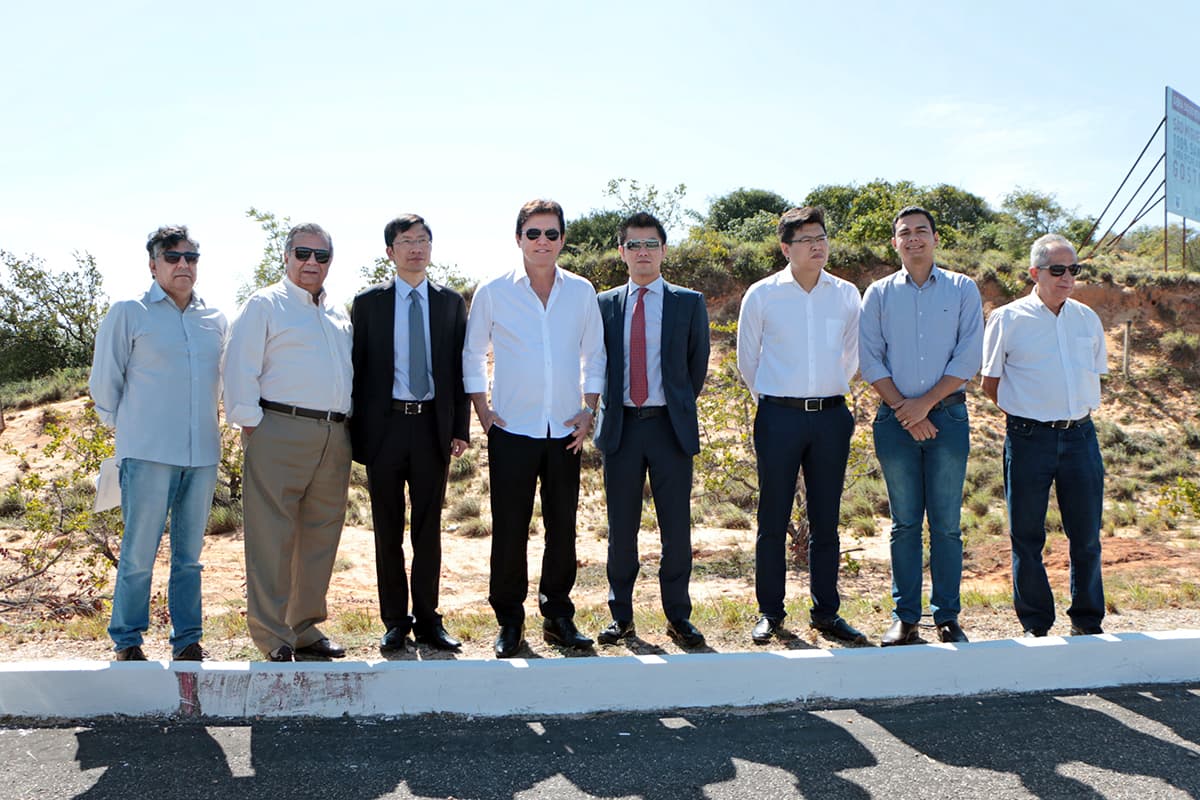 FOTOS: Governador e comitiva chinesa visitam terreno da primeira fábrica da Chint na América Latina