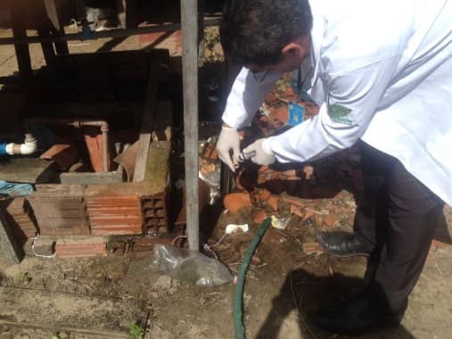FOTO: Poços no entorno de postos de combustíveis em Natal começam a ser analisadas pela Secretaria Municipal de Saúde