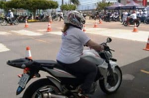 Detran e Projeto Vida no Trânsito realizam curso de pilotagem para mulheres