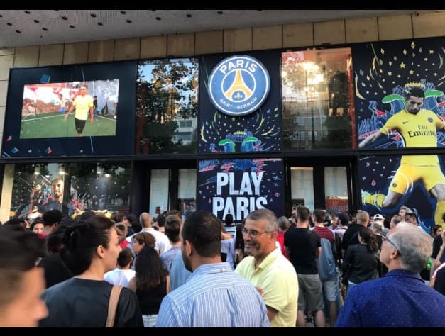 Torcedores do PSG esgotam 10 mil camisas de Neymar em apenas seis horas