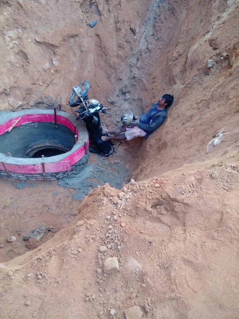 FOTO: Homem cai em buraco durante a madrugada e só é resgatado pela manhã na Zona Norte