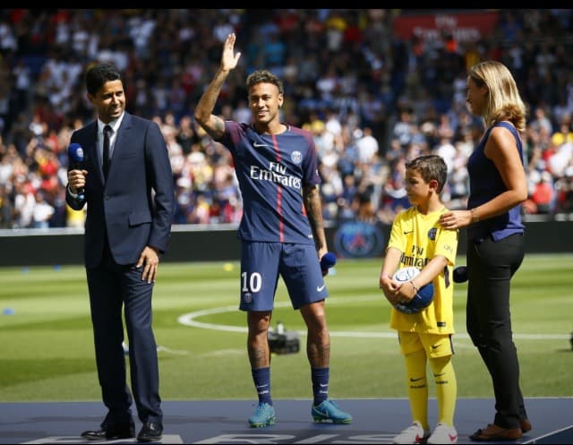 Neymar quebra protocolo, arrisca francês e leva torcida ao delírio em apresentação