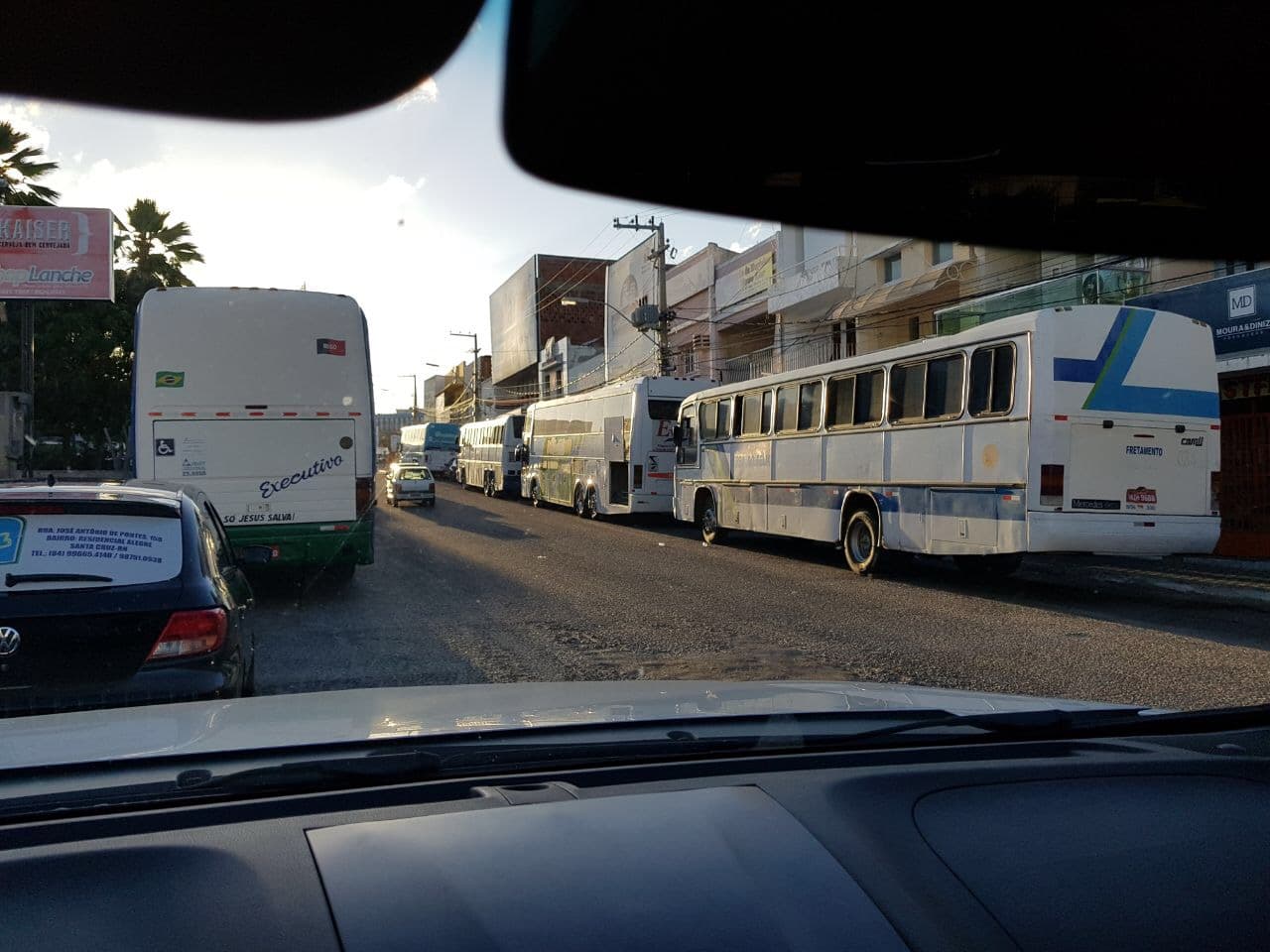 FOTOS: Ônibus e microônibus chegando a Currais Novos para evento com o ex-presidente Lula