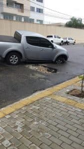 Buraco no cruzamento da Nascimento de Castro com Rua dos Potiguares causa perigo para motoristas
