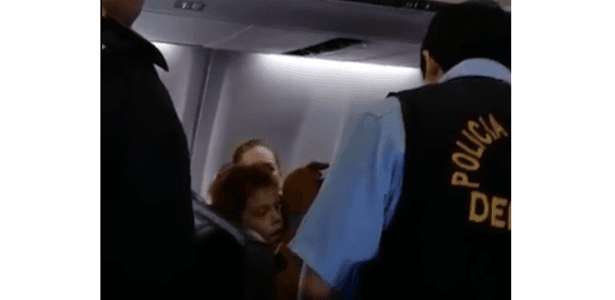 Mãe vai parar na delegacia por dar cobertor da classe executiva ao filho durante voo