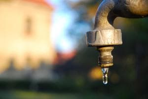 Vazamento em adutora interrompe abastecimento em 30 cidades do RN