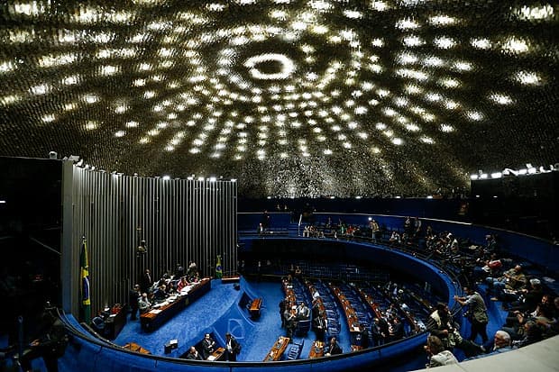 Senado discute texto que facilita demissão de servidor público