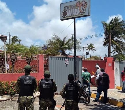 FOTO: Guarda Municipal e Semurb retiram publicidade irregular fixada em área não edificante de Ponta Negra