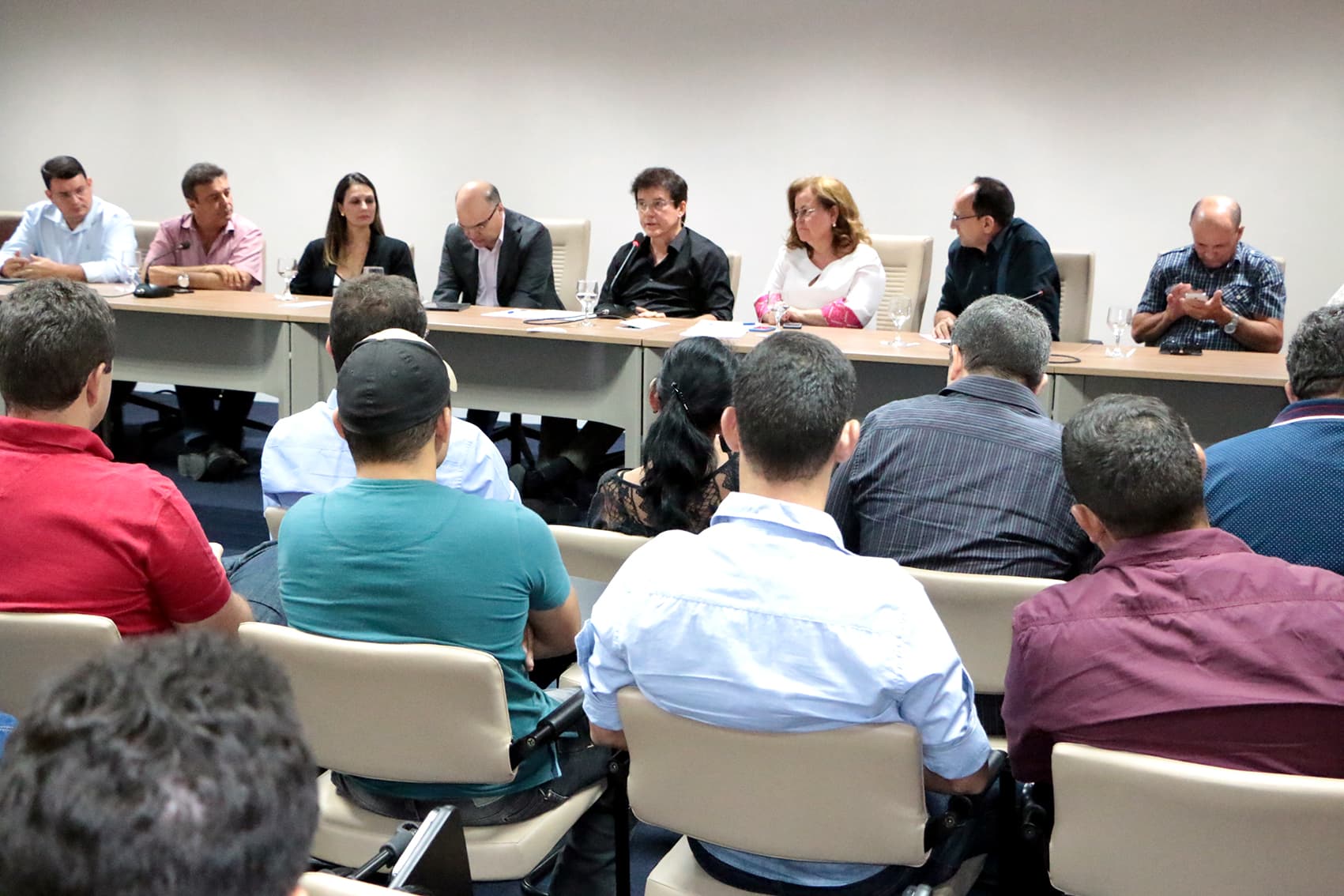 Governador garante apoio a oficinas de costura do Seridó