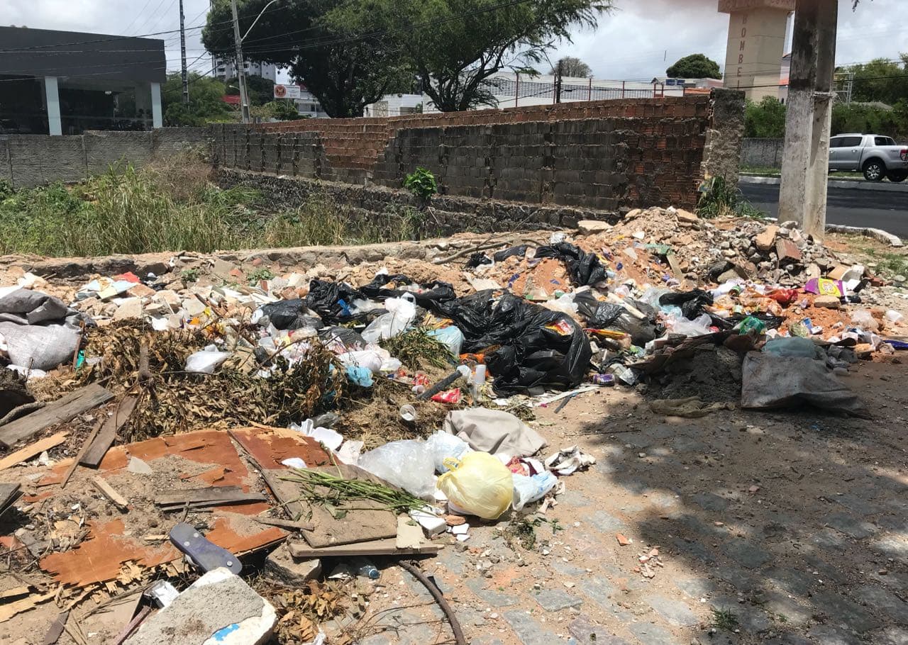 FOTO: Lixo em esquina da Prudente de Morais atrai pragas e moradores reclamam de descaso