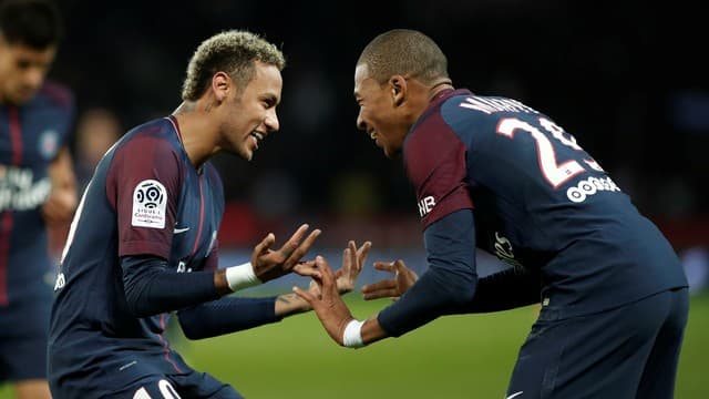 Cavani e Neymar se desentendem, PSG sofre, mas mantém 100% no Francês