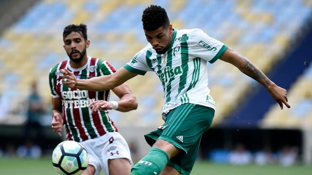 Palmeiras vence o Fluminense no Rio e diminui vantagem para o líder Corinthians