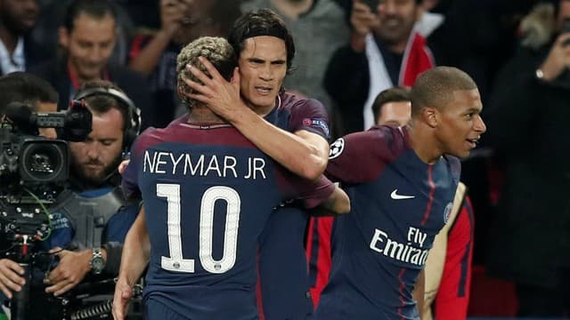 Cavani e Neymar marcam, comemoram juntos, e PSG atropela o Bayern de Munique