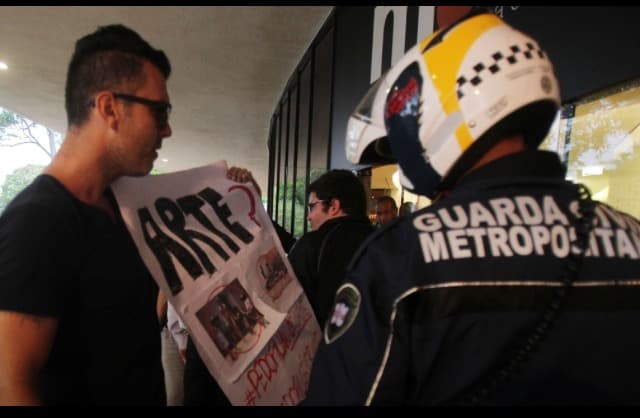 Manifestantes protestam em frente ao MAM contra performance com homem nu