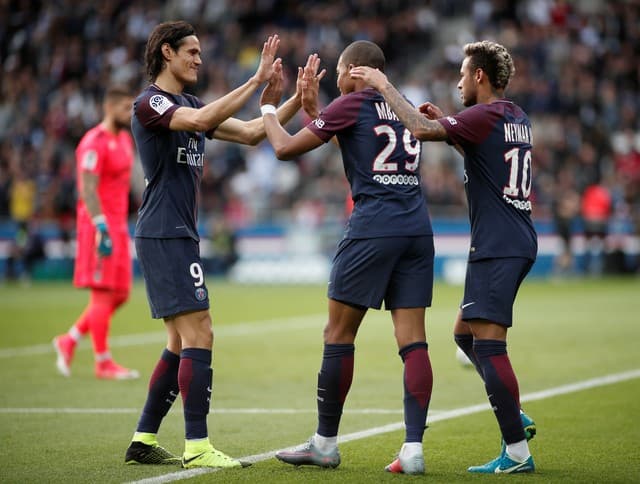 No primeiro pênalti após polêmica com Cavani, Neymar bate e marca na goleada do PSG