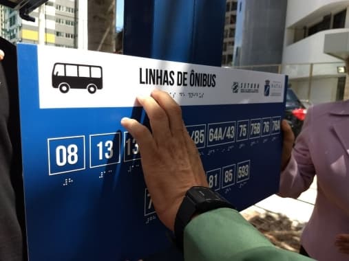 Pontos de ônibus em Natal terão identificação de linhas com placas em Braille