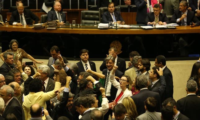 Quórum é atingido, e Rodrigo Maia inicia processo de votação da denúncia contra Temer