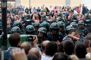 Começa votação pela independência catalã, em meio a tensão e chuva