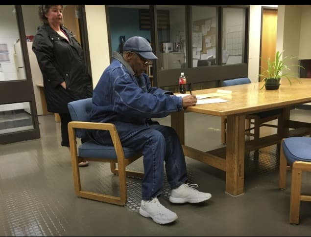 O.J. Simpson deixa a prisão após cumprir 9 anos de sentença