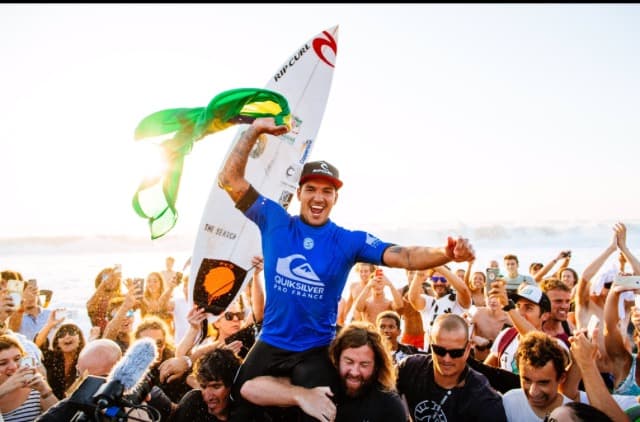 Medina derruba Zietz, é tricampeão em Hossegor e volta a brigar pelo Mundial