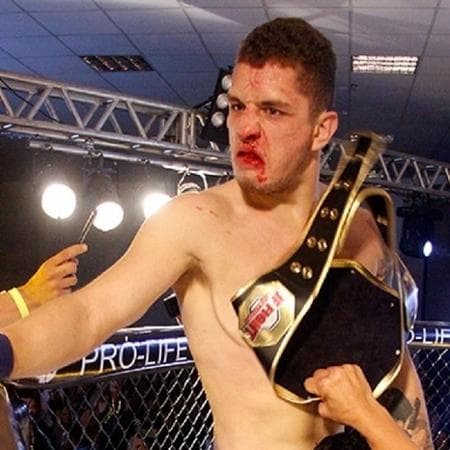 OVACIONADO: Torcedor ‘tapa buraco' em evento de MMA em MG e conquista o cinturão
