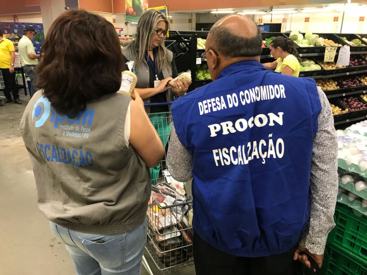 FOTO: PROCON apreende comida estragada em supermercado de Mossoró