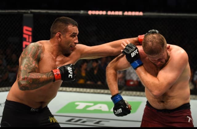 Fabricio Werdum sofre, mas vence Marcin Tybura por unanimidade no UFC Sydney