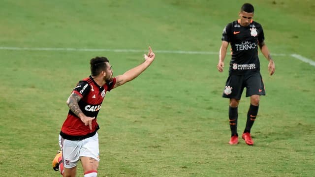 Em jogo com briga de Rhodolfo e Vizeu, Fla goleia e carimba faixa do campeão