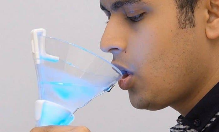 CADA UMA! Taça high tech engana o cérebro e dá sabor de vinho para a água