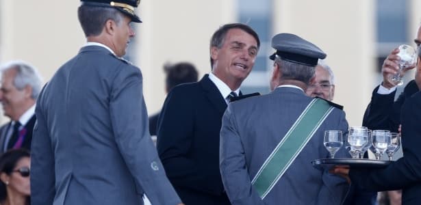 Bolsonaro diz que quer dar "carta branca" para PM matar em serviço