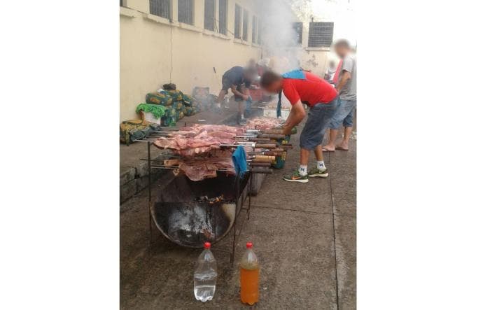 Quinze sacos de carvão e 100 quilos de carne: churrasco marca Natal no presídio de Santa Cruz do Sul