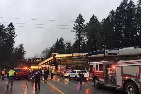 FOTO: Trem que descarrilou em ponte no estado de Washington-EUA deixou vários mortos