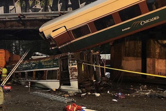 FOTO: Trem de passageiros descarrila no Noroeste dos EUA; há feridos e mortos