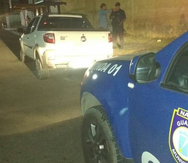 FOTO: Veículo roubado é localizado pela Guarda Municipal na Avenida Lima e Silva