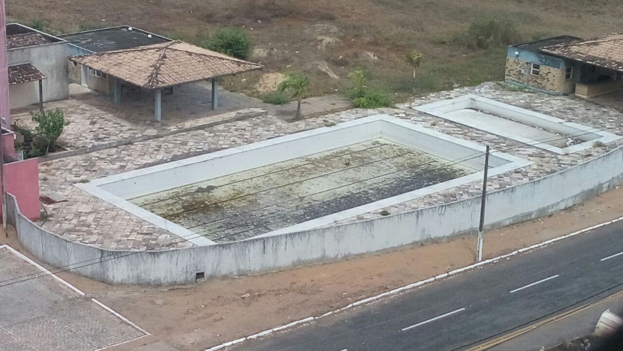 FOTOS: Piscinas com falta de manutenção em Natal atraem mosquitos, e moradores temem aedes aegypti
