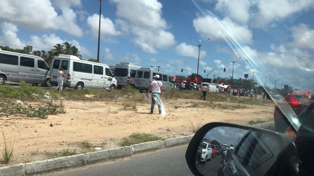 FOTOS: Servidores da Secretaria de Saúde do RN em protesto contra o atraso de salários, no acesso ao prologamento da Prudente
