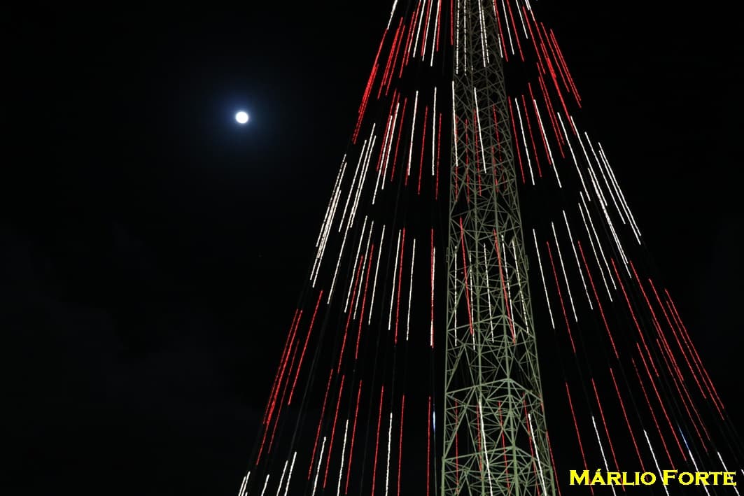 Árvore de Natal de 114 metros é acesa em Mirassol